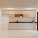 Armário Cozinha Bancada Cinza Fossil e Amadeirado (Sudoeste / Contorno – Apt 05 06 Pav 03 04 05)