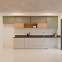 Armário Cozinha Bancada com Vidro Verde, Cinza e Amadeirado (Sudoeste / Contorno – Apt 05 06 Pav 03 04 05)